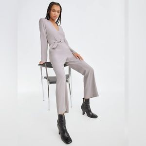 Aritzia Babaton Curator Jumpsuit Long Sleeve V-neck Belted Women’s Size 6